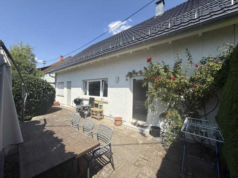 Freistehendes Einfamilienhaus in beliebter Wohnlage mit schönem Garten - Das Familiendomizil! - Blick Terasse (51489)