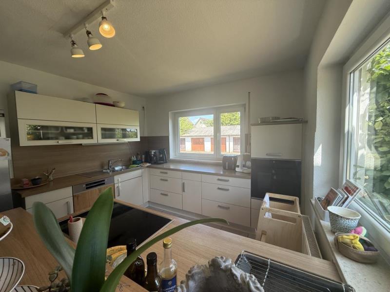 Freistehendes Einfamilienhaus in beliebter Wohnlage mit schönem Garten - Das Familiendomizil! - Blick Küche (51484)
