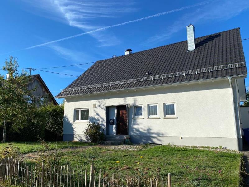 Freistehendes Einfamilienhaus in beliebter Wohnlage mit schönem Garten - Das Familiendomizil! - Blick Vorderseite (53376)