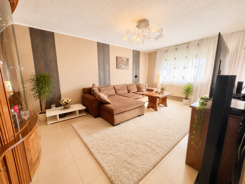 Seltene Gelegenheit! Moderne 4 Zimmer-Wohnung mit erholsamen Balkon! - Wohnzimmer (49849)