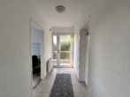 Flur - Sofort beziehbar ! Modernisierte 3 - Zimmer Wohnung mit Balkon und Garten!