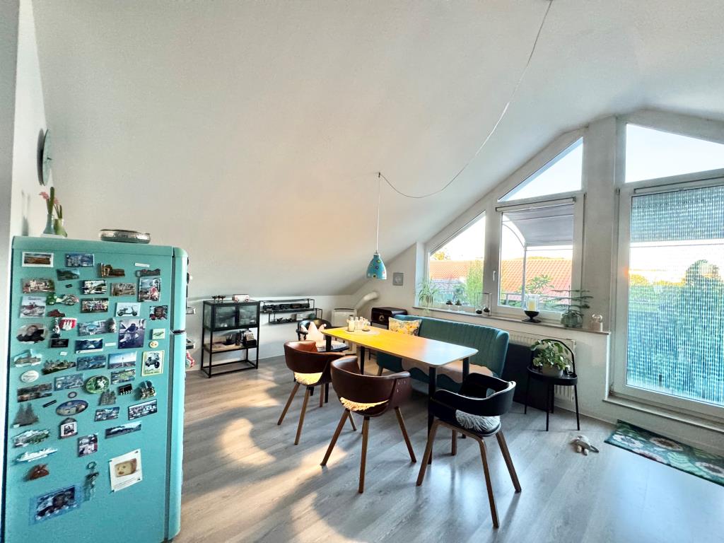 Ideale Gelegenheit! 2 Zimmer-Dachgeschosswohnung mit Ost-Balkon! - Wohn-und Esszimmer (34781)
