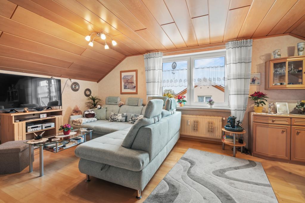 Gemütliche 3-Zimmer-Dachgeschosswohnung mit Carport – clever geschnittenes Raumwunder! - Wohnzimmer (42082)