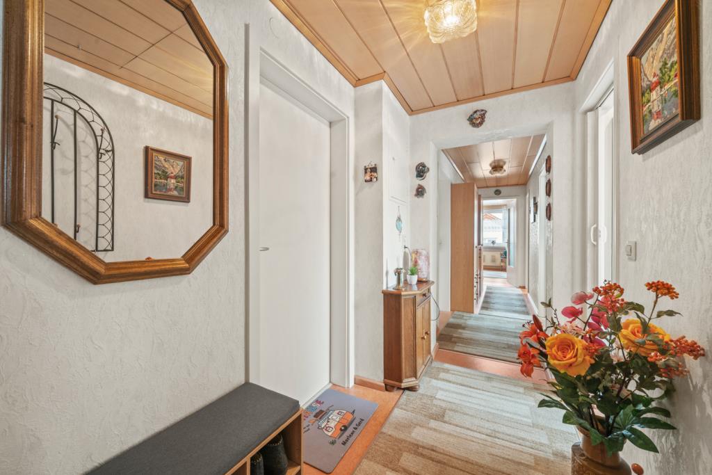 Gemütliche 3-Zimmer-Dachgeschosswohnung mit Carport – clever geschnittenes Raumwunder! - Flur (42088)