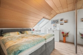 Schlafzimmer - Gemütliche 3-Zimmer-Dachgeschosswohnung mit Carport – clever geschnittenes Raumwunder!