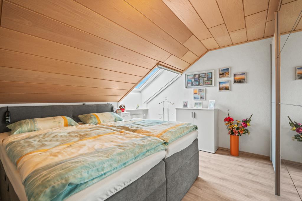 Gemütliche 3-Zimmer-Dachgeschosswohnung mit Carport – clever geschnittenes Raumwunder! - Schlafzimmer (43577)