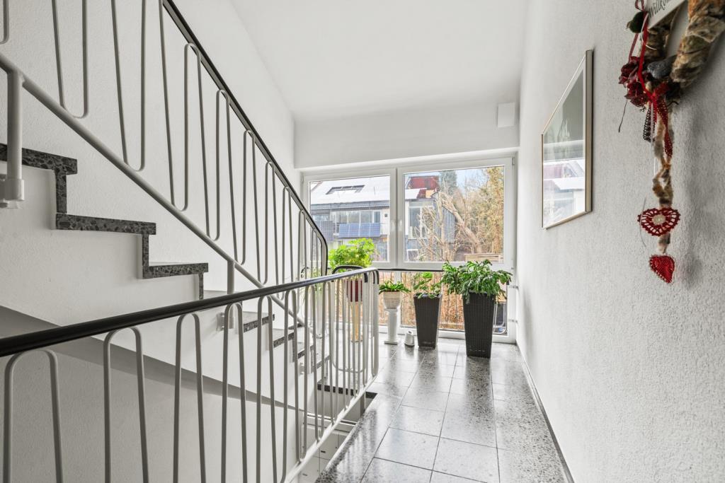 Gemütliche 3-Zimmer-Dachgeschosswohnung mit Carport – clever geschnittenes Raumwunder! - Treppenhaus (43573)