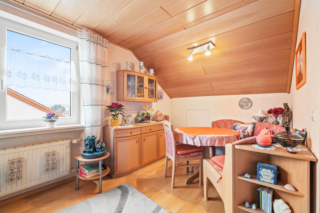 Gemütliche 3-Zimmer-Dachgeschosswohnung mit Carport – clever geschnittenes Raumwunder! - Essbereich (41518)