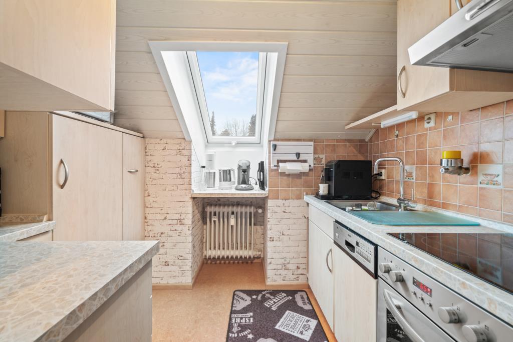 Gemütliche 3-Zimmer-Dachgeschosswohnung mit Carport – clever geschnittenes Raumwunder! - Küche (41521)