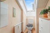 Gäste-WC - Gemütliche 3-Zimmer-Dachgeschosswohnung mit Carport – clever geschnittenes Raumwunder!