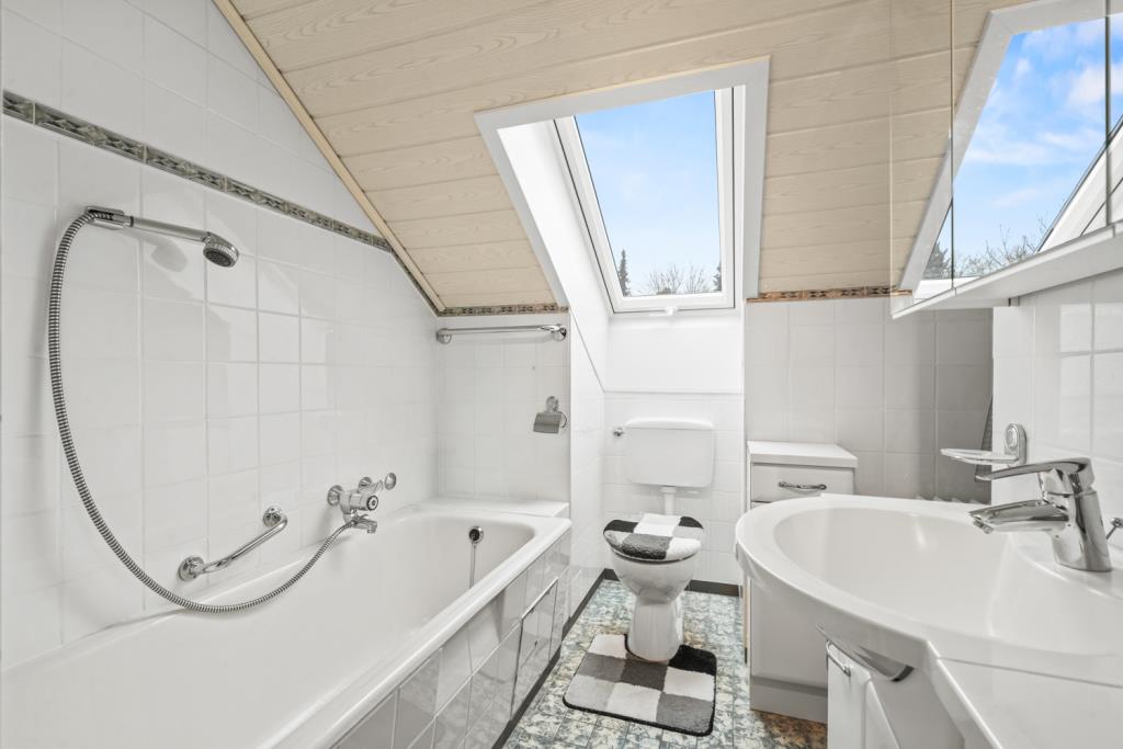 Gemütliche 3-Zimmer-Dachgeschosswohnung mit Carport – clever geschnittenes Raumwunder! - Badezimmer (41522)