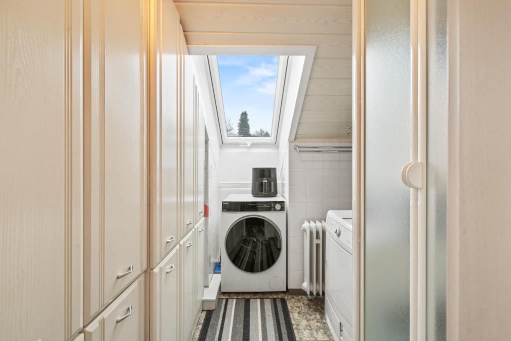 Gemütliche 3-Zimmer-Dachgeschosswohnung mit Carport – clever geschnittenes Raumwunder! - Hauswirtschaftsraum (42092)